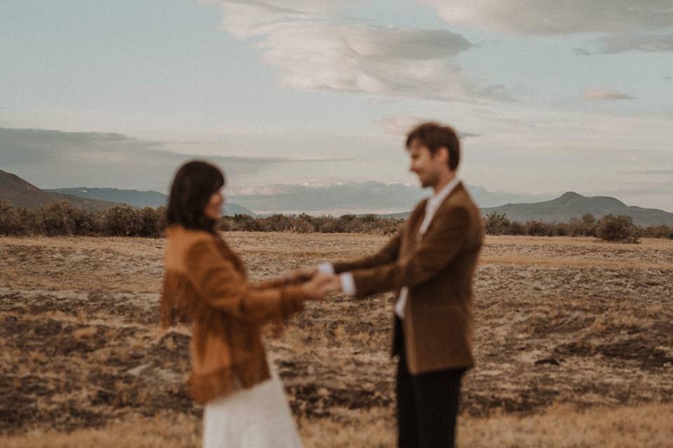 Oregon desert 70s elopement