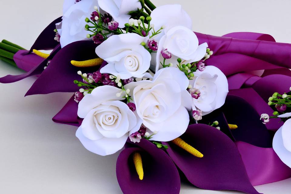 Fan-shaped bridesmaid bouquets