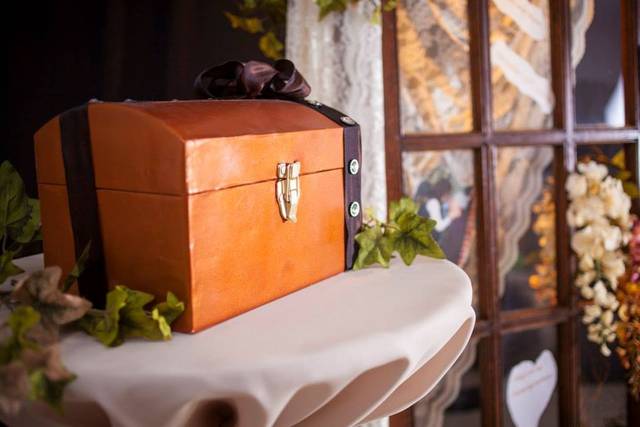 Custom card box. Our decorations. And we can do so much more!