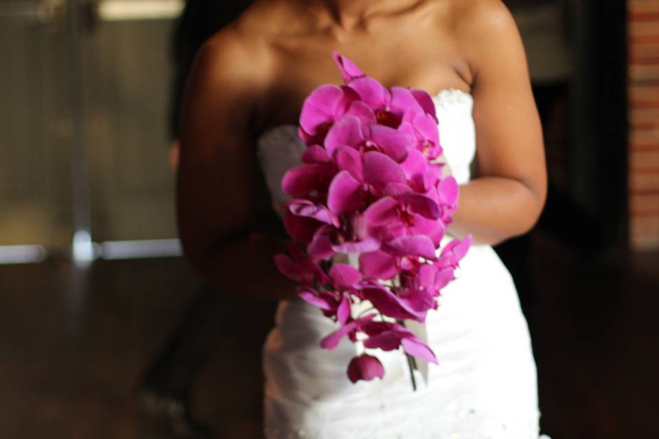 Style is all about accessorizing... the bride added the black ribbon to her gown and her bouquet is wrapped in black as well! details! presentation! details!