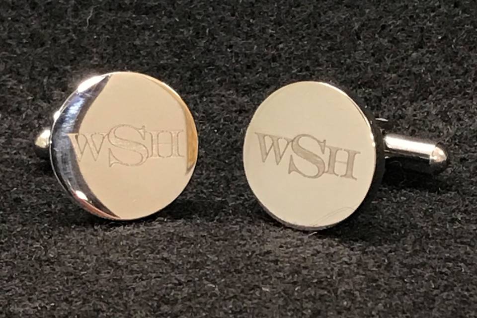 https://cdn0.weddingwire.com/vendor/990740/3_2/960/jpg/laser-engraved-cufflinks-for-the-groom_51_2047099-162888322365748.jpeg