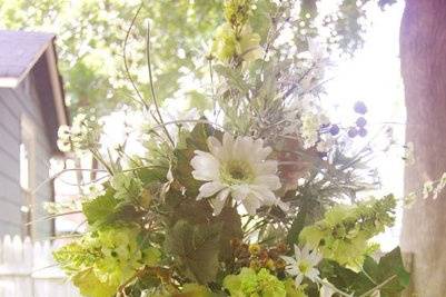 Tall centerpiece in shades of green and ivory