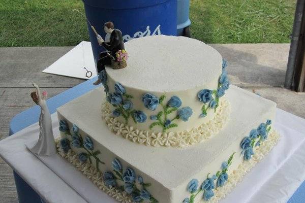 Blue Sweet Paes are piped all around this multishaped wedding cake