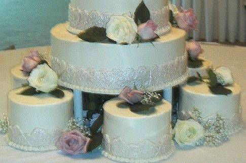 Bridal Lace: This is a traditional 3 tier cake surrounded by smaller cakes. Each tier is wrapped with a fondant lace band