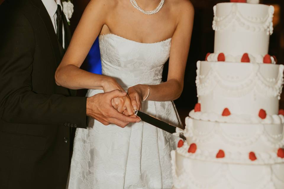 Cutting cake