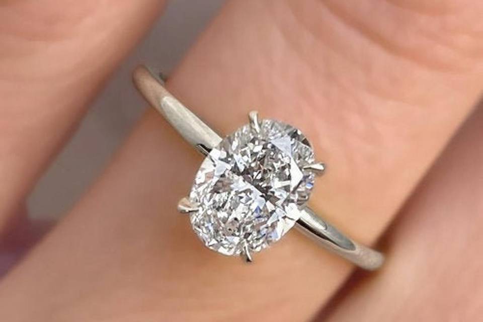 Oval engagement ring