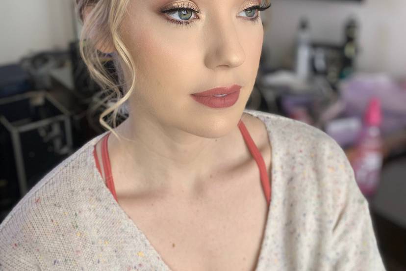 Soft glam bridesmaid