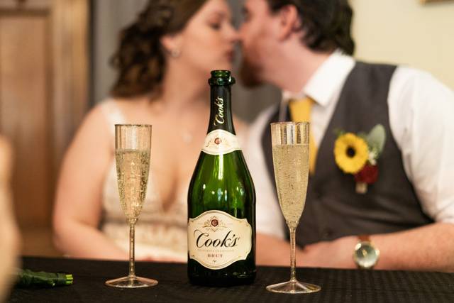 A kiss before the toast