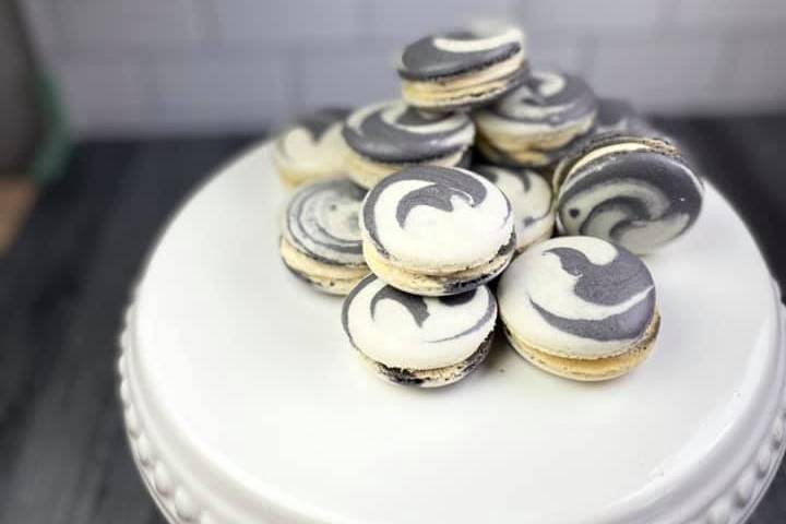 Black/white swirled macarons