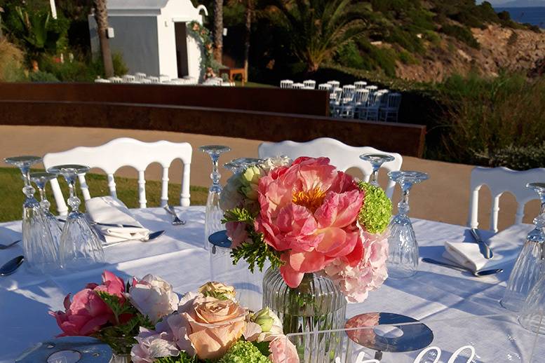 Table centerpiece with vases