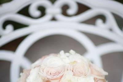 Sahara roses, stock, ranunculus.photo courtesy of Jade McCully Photography