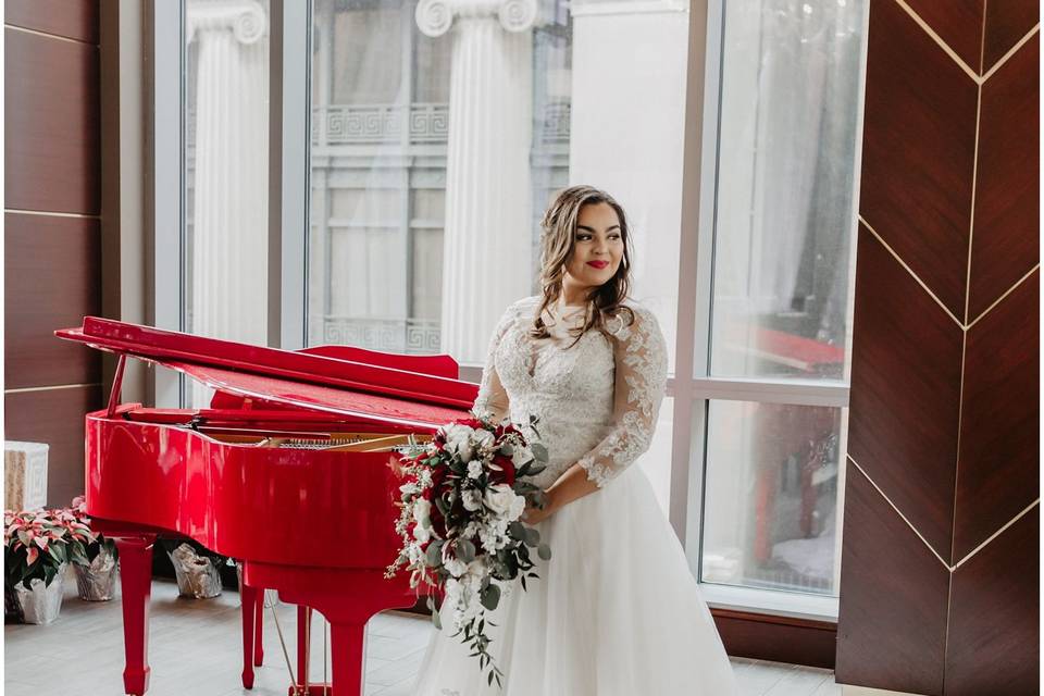 The bride by the piano | Photo: Jessie Walker