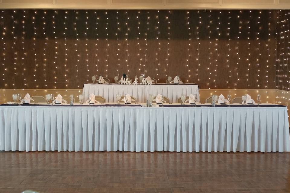 Head Table with Couple Riser