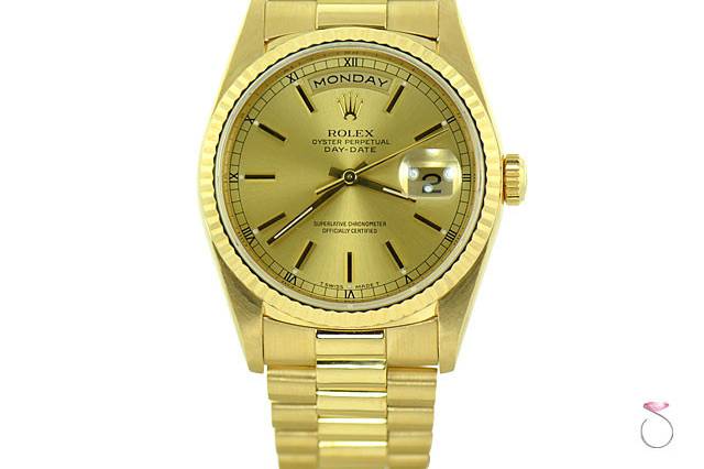 Elegant Rolex Day Date President 18K yellow gold watch. The case diameter is 36 mm with scratch resistant sapphire crystal with Cyclops magnifier .
The Rolex comes with 2 years warranty and Free Shipping.