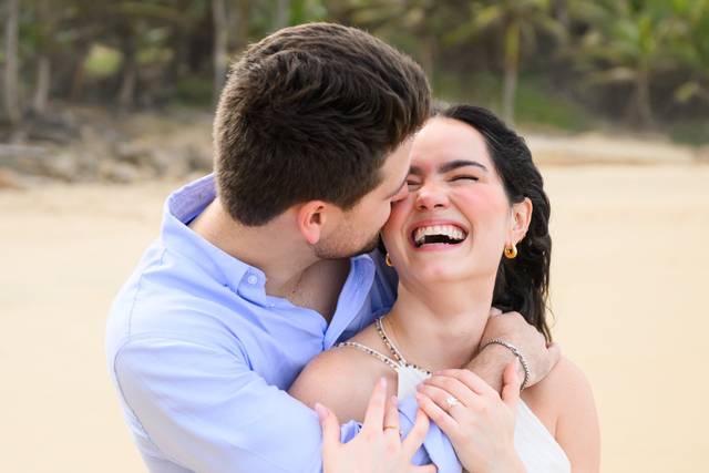 Mauricio kissing Natalia