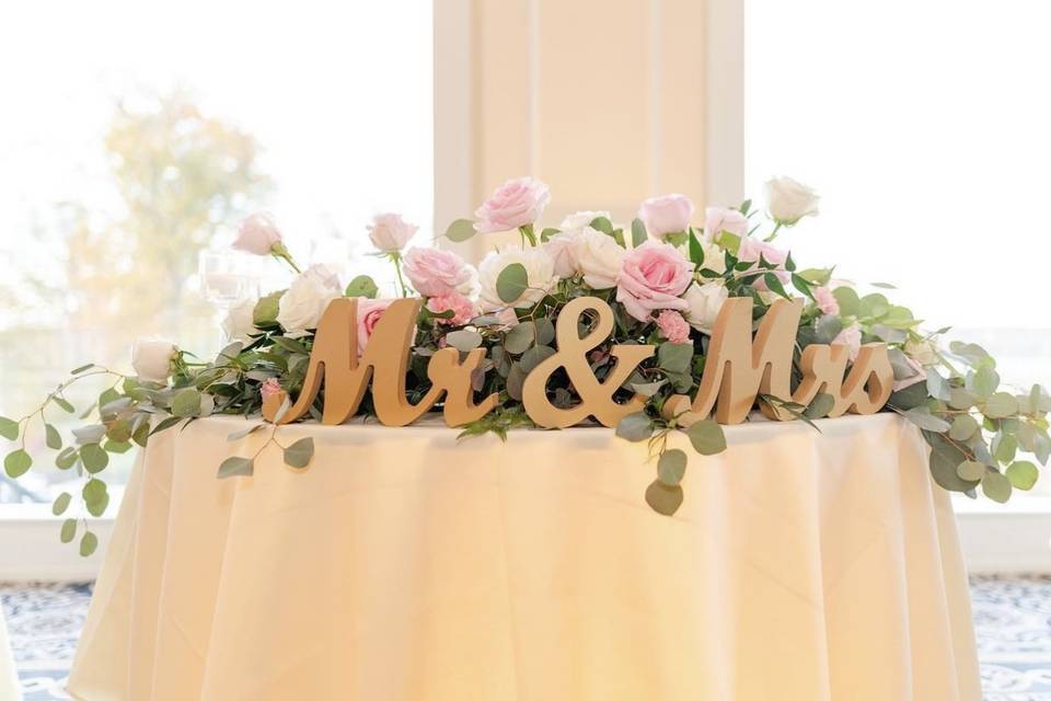 E + A Sweetheart Table