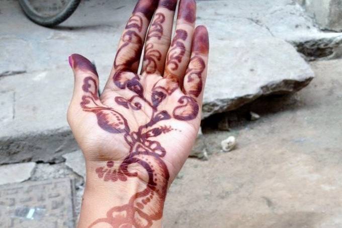 Hand and arm henna