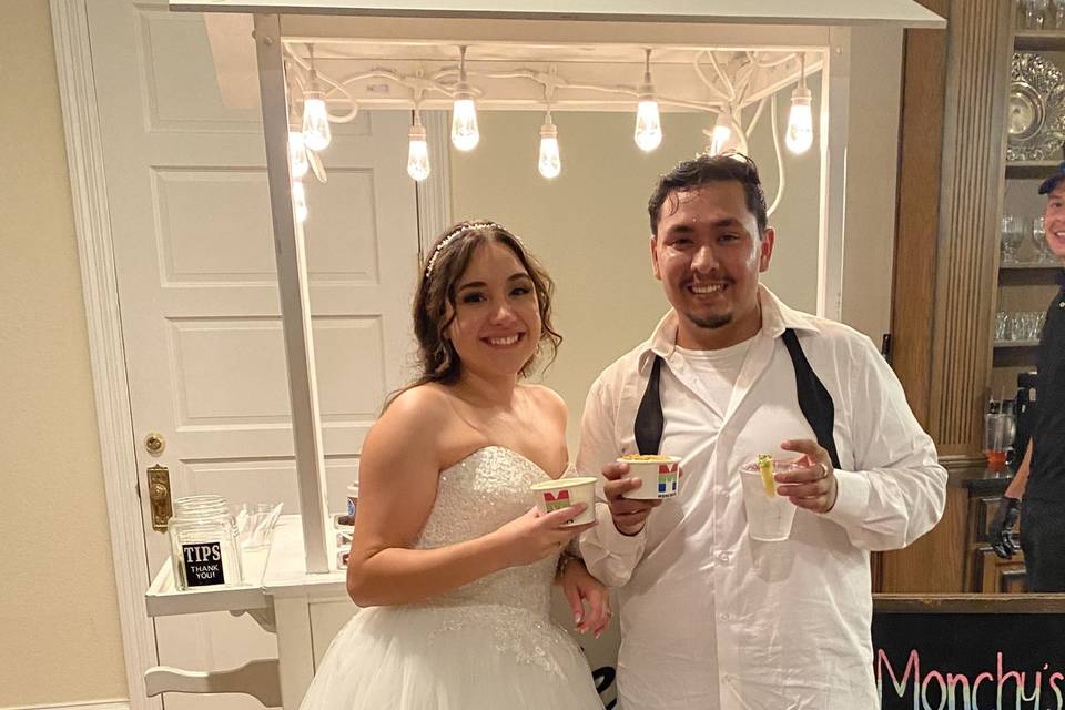 Newlyweds with Monchy´s Elote