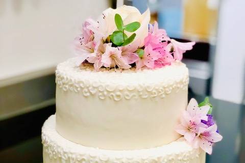 Fondant cake with piped edge