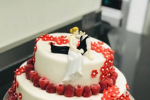 Red flowers and rapsberry cake