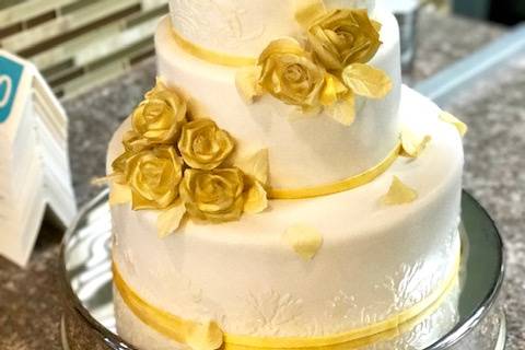 Fondant cake & gold roses