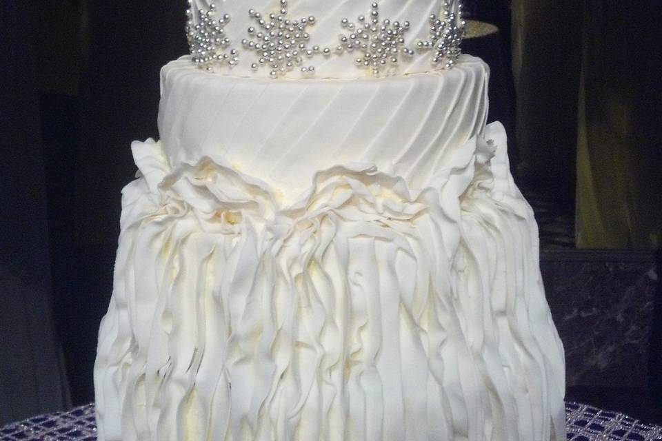 Wedding Cake mirrors Bride's wedding dress