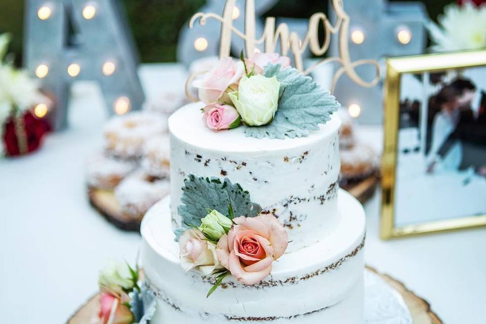 Floral cake decorations - Karla Bravo Photography