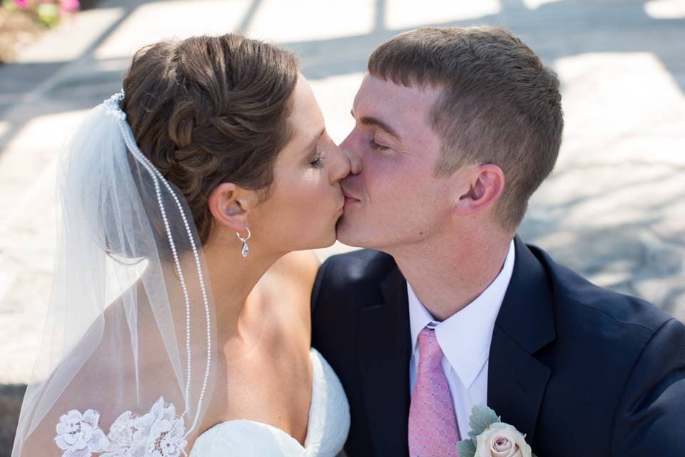 Couple kissing | Laura's Focus Photography