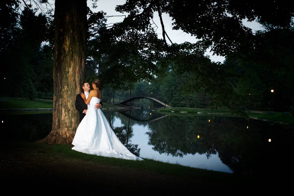 Newlyweds in front of the lake