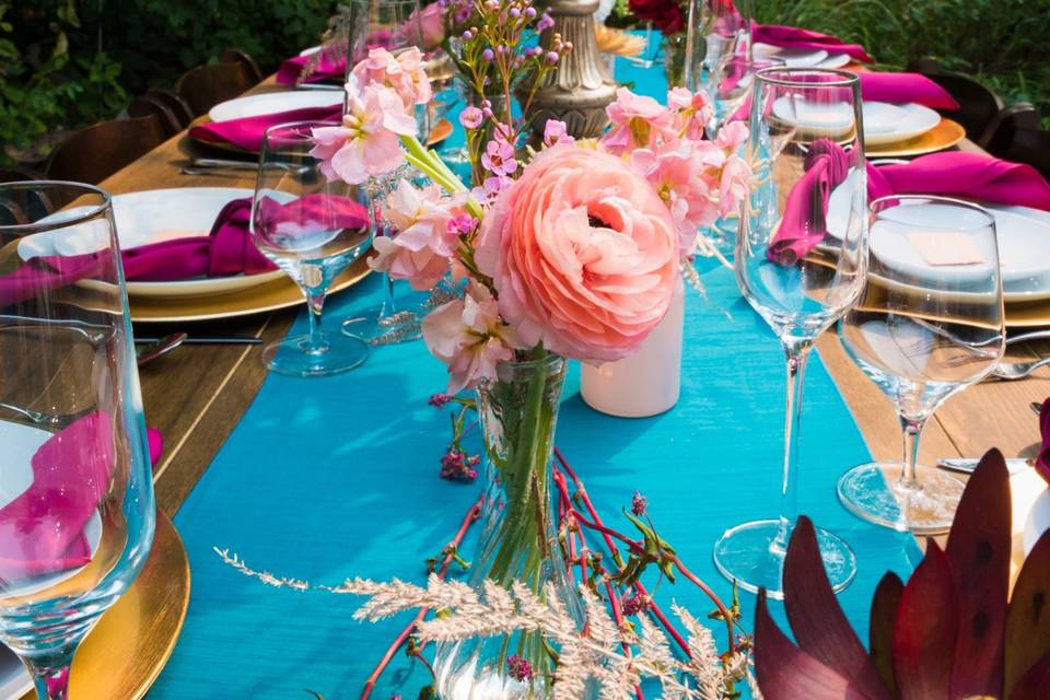 Floral details on table