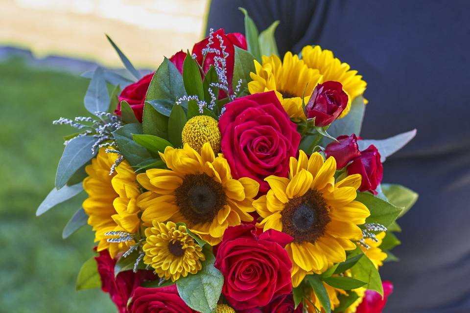 Sunflower and rose bouquet