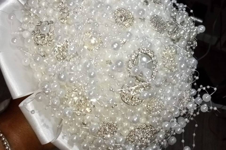 Pearl brooch bouquet