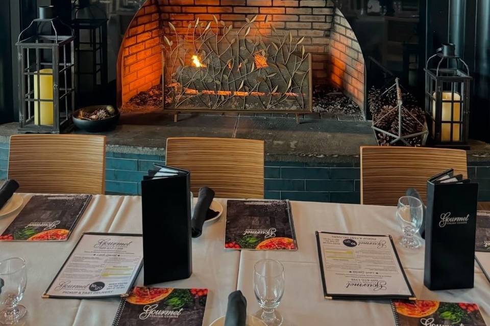 The cozy fireplace / lounge