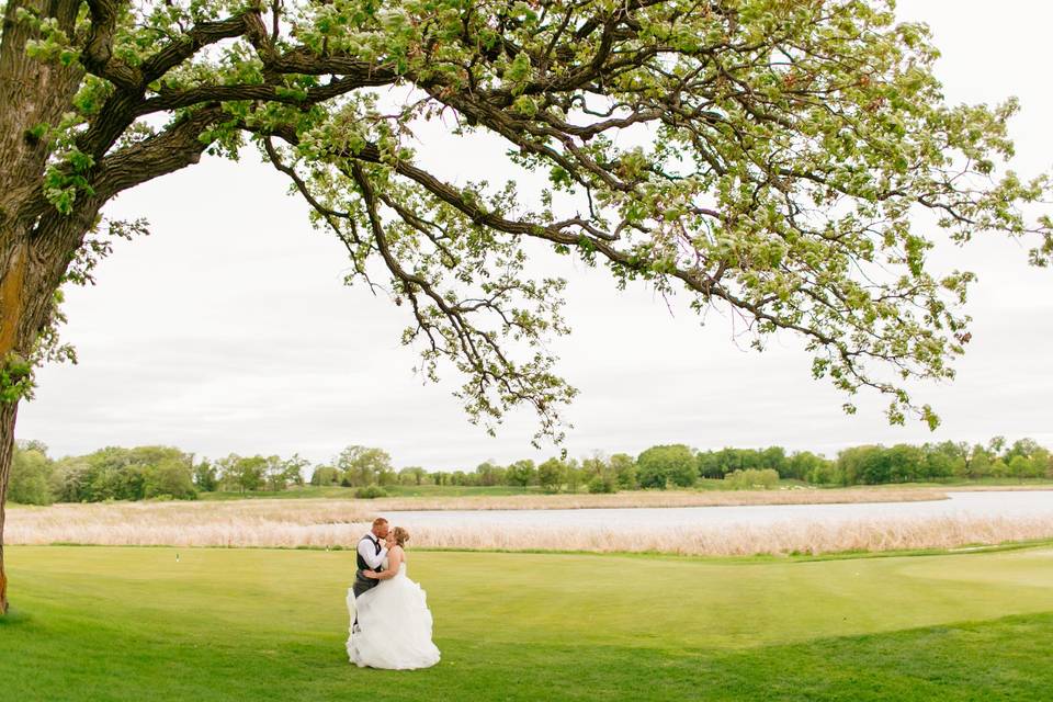 Groom and bride walking in the snow | Brian Bossany Photography