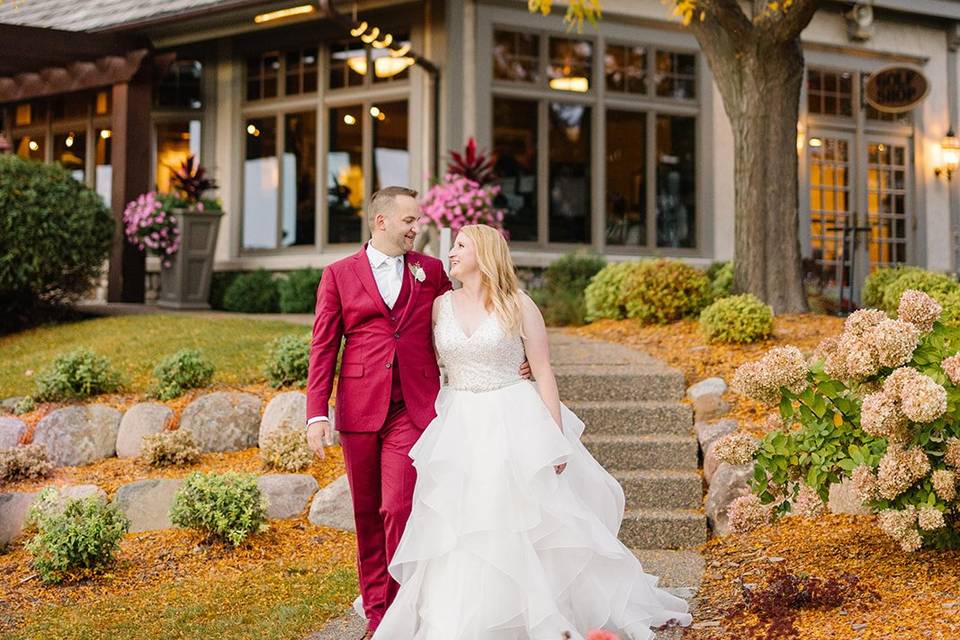 Newlyweds in the field | Leah Fontaine Photography