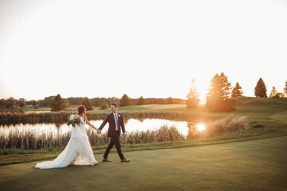 Newlyweds kissing | Nicole Marohn Photography