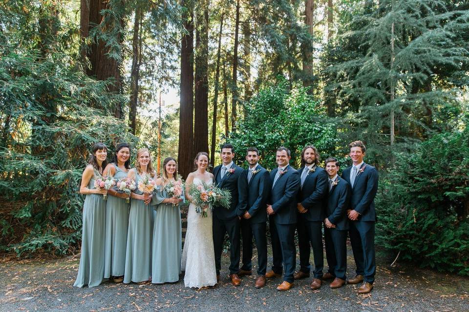 Couple with bridesmaids and groomsmen