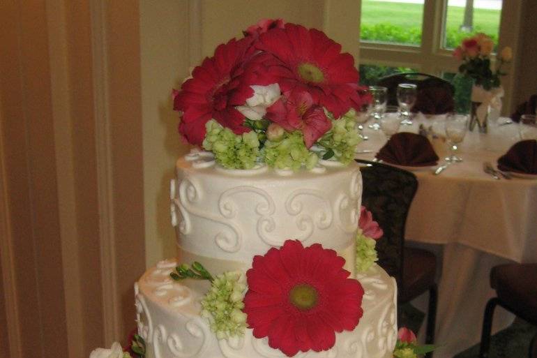 Red and White Fondant Cake with Edible Letter and Money - B0393 – Circo's  Pastry Shop