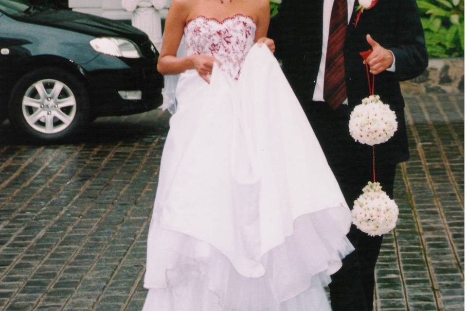 Beautiful destination wedding in Historical Mount Lavinia Hotel Sri Lanka. The Bride carried a very unique bouquet with two pomanders. Flowers included mini daisies with the center accent with red boutonnieres pins and mini spray white roses.